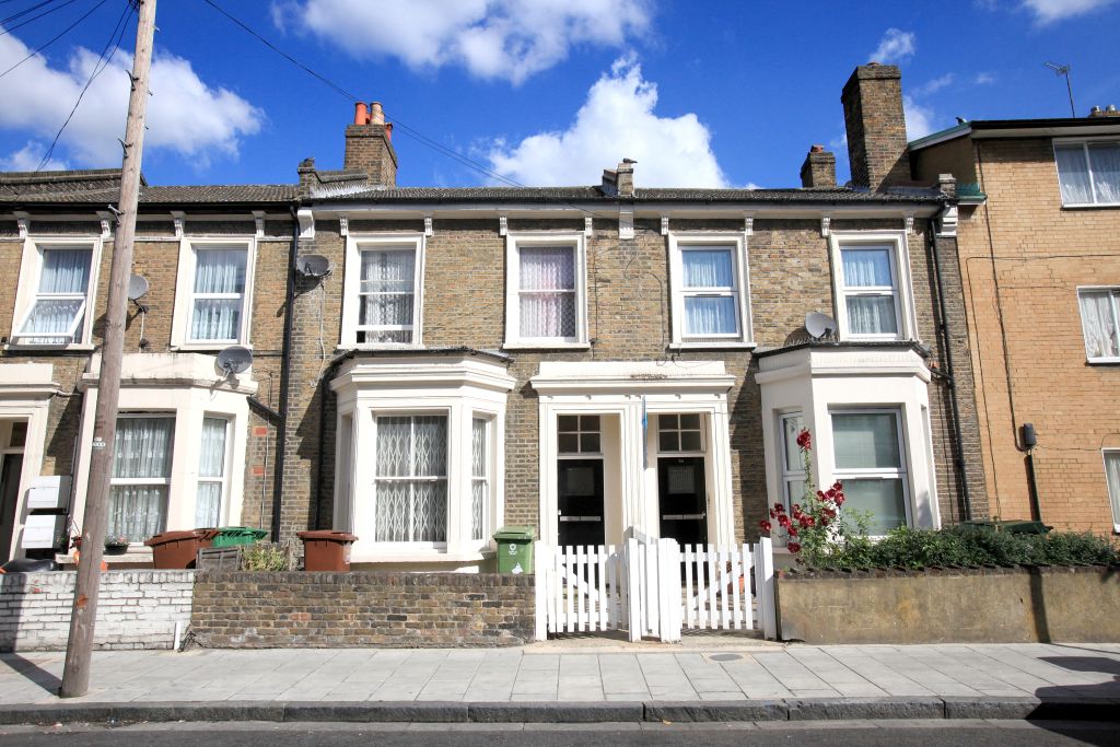 1 bedroom Flat for sale in Meeting House Lane SE15 Fish need water