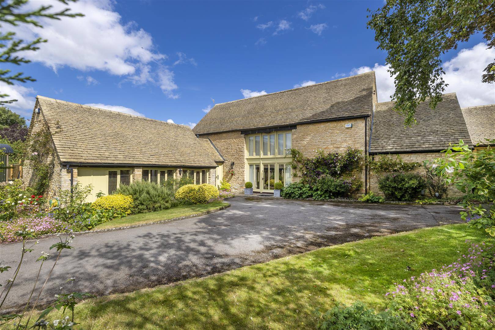 5 bedroom House – Detached for sale in The Green£1,500,000