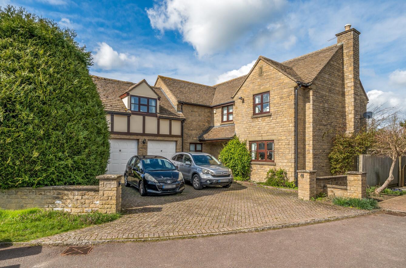 5 bedroom House – Detached for sale in Walnut Bank Drive£1,100,000